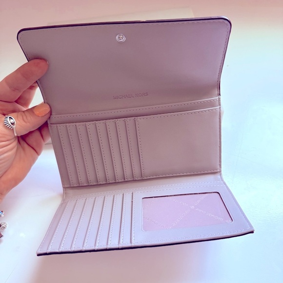 Michael Kors Cream Jet Set Large Logo Trifold Wallet - Picture 4 of 10